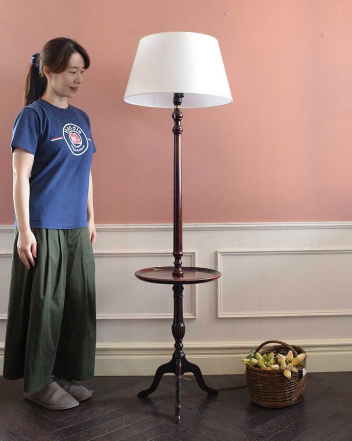 トライポッド　照明・ライティング　テーブルが付いた珍しい英国アンティークのフロアランプ（Ｅ26電球付）。。(q-1869-f)