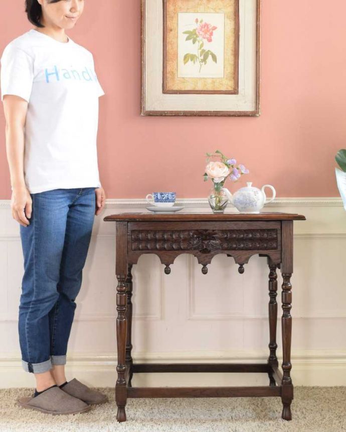 アンティークのテーブル　アンティーク家具　英国で見つけたお花の彫刻が華やかな、アンティークホールテーブル（引き出し付き）。便利に使えるコンパクトサイズのテーブル「オケージョナル」とは「便利に使える」と言う意味。(q-1870-f)