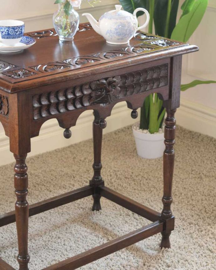 アンティークのテーブル　アンティーク家具　英国で見つけたお花の彫刻が華やかな、アンティークホールテーブル（引き出し付き）。間違いなし！英国アンティーク定番のデザイン英国アンティークらしい定番のデザインは初めての方にもおススメの間違いのない美しさです。(q-1870-f)