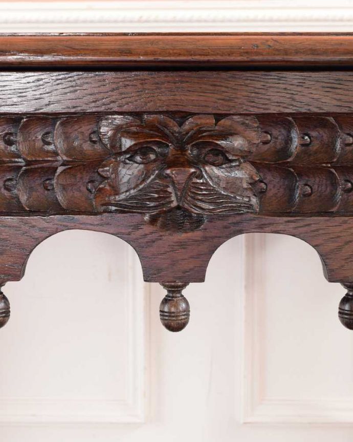 アンティークのテーブル　アンティーク家具　英国で見つけたお花の彫刻が華やかな、アンティークホールテーブル（引き出し付き）。いろんな場所にこだわり彫のデザインもいろいろです。(q-1870-f)