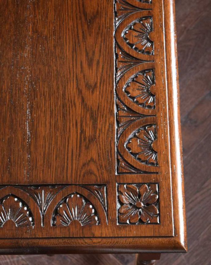 アンティークのテーブル　アンティーク家具　英国で見つけたお花の彫刻が華やかな、アンティークホールテーブル（引き出し付き）。近づいて見てみると･･･天板を見てみるとこんな感じです。(q-1870-f)