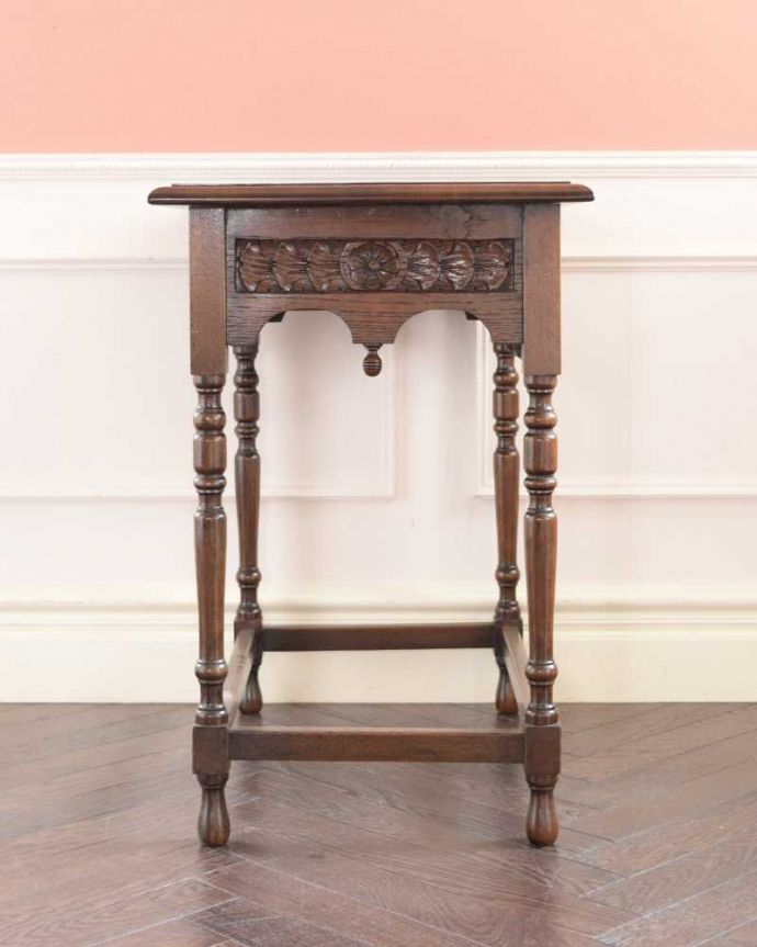 アンティークのテーブル　アンティーク家具　英国で見つけたお花の彫刻が華やかな、アンティークホールテーブル（引き出し付き）。クルッと回転。(q-1870-f)