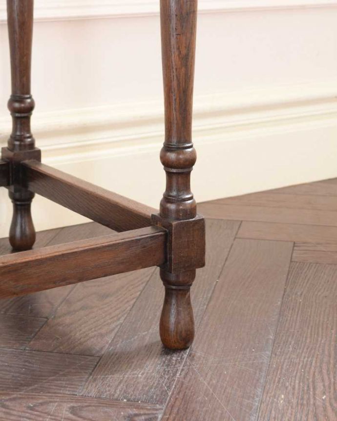 アンティークのテーブル　アンティーク家具　英国で見つけたお花の彫刻が華やかな、アンティークホールテーブル（引き出し付き）。持ち上げなくても大丈夫！Handleのアンティークは、脚の裏にフェルトキーパーをお付けしています。(q-1870-f)