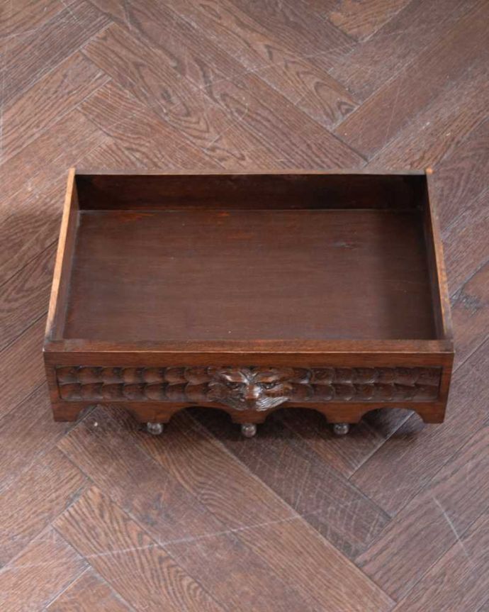 アンティークのテーブル　アンティーク家具　英国で見つけたお花の彫刻が華やかな、アンティークホールテーブル（引き出し付き）。引き出しの中もキレイに修復しました！もちろん引き出しの中も職人がキレイにお直しました。(q-1870-f)