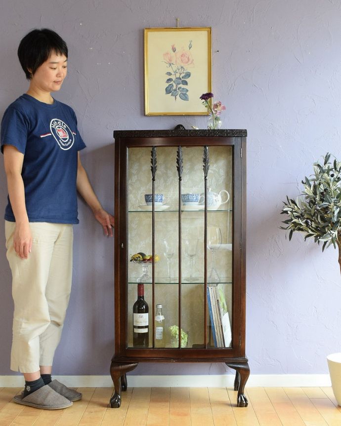 アンティークのキャビネット アンティーク家具 クロウ&ボールの脚や装飾が美しいアンティークのガラスキャビネット。どこにでも置けちゃうサイズが魅力のキャビネットちょっとしたスペースがあればどこにでも置けちゃうコンパクトサイズのガラスキャビネット。(q-1871-f)