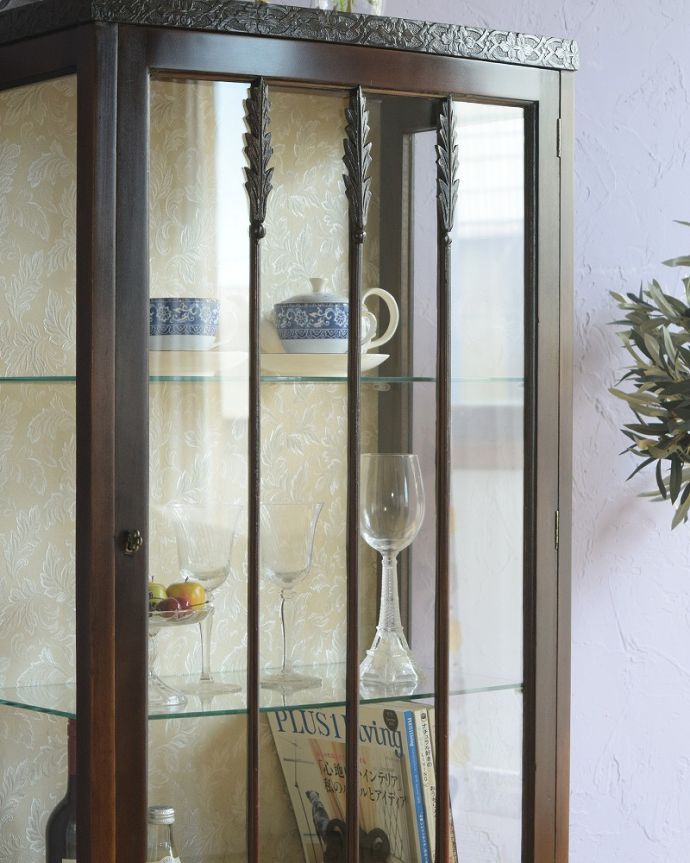 アンティークのキャビネット アンティーク家具 クロウ&ボールの脚や装飾が美しいアンティークのガラスキャビネット。ガラス越しに中をのぞいてみると・・・中に入れたものが、なんだかちょっと高級に見えちゃうんです。(q-1871-f)