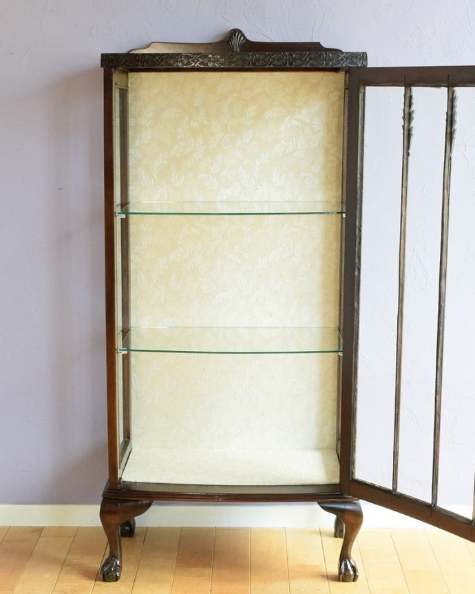 アンティークのキャビネット アンティーク家具 クロウ&ボールの脚や装飾が美しいアンティークのガラスキャビネット。扉を開けると、中はこんな感じです職人が背板の生地を新しいもので張り替えてキレイに修復して仕上げました。(q-1871-f)
