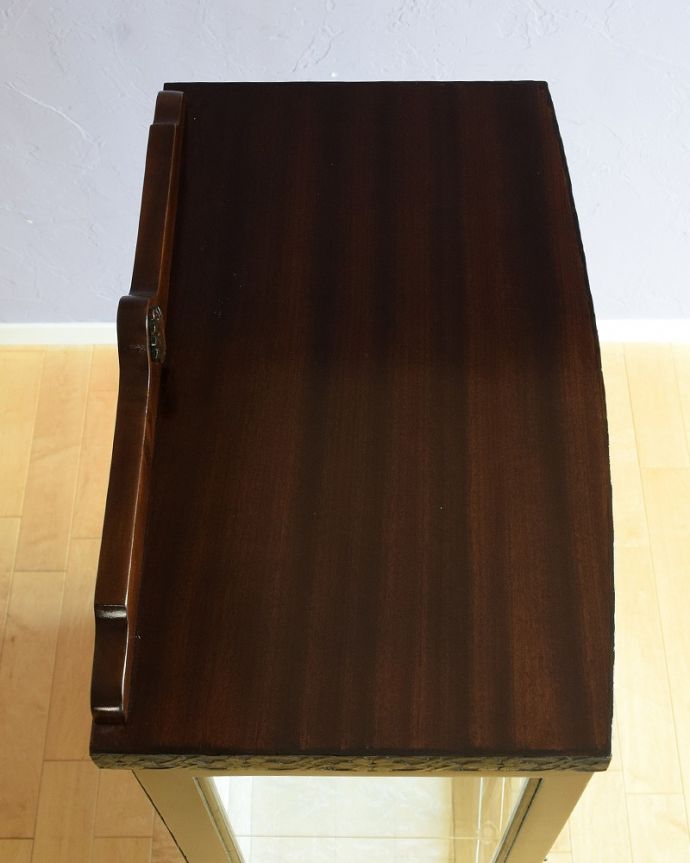 アンティークのキャビネット アンティーク家具 クロウ&ボールの脚や装飾が美しいアンティークのガラスキャビネット。上から形を見てみましょうキャビネットの形はこんな感じです。(q-1871-f)