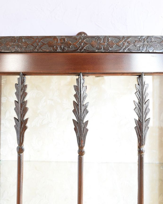 アンティークのキャビネット アンティーク家具 クロウ&ボールの脚や装飾が美しいアンティークのガラスキャビネット。惚れ惚れするような美しさとっても堅い無垢材に一体どうやって彫っていったんでしょう?アンティークらしく細かい彫りを眺めているだけでうっとりしてしまいます。(q-1871-f)