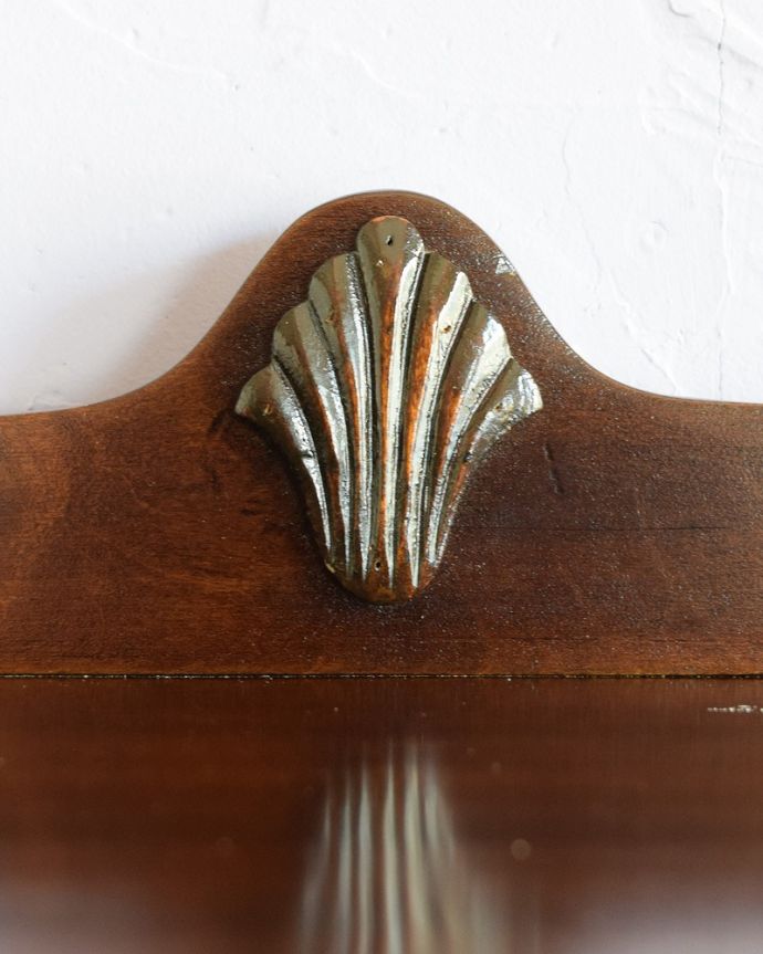 アンティークのキャビネット アンティーク家具 クロウ&ボールの脚や装飾が美しいアンティークのガラスキャビネット。いろんな場所にこだわり彫のデザインもいろいろです。(q-1871-f)