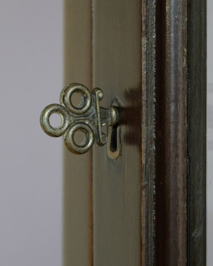 アンティークのキャビネット アンティーク家具 クロウ&ボールの脚や装飾が美しいアンティークのガラスキャビネット。開ける度にワクワクアンティークらしくカギが取っ手の代わり。(q-1871-f)