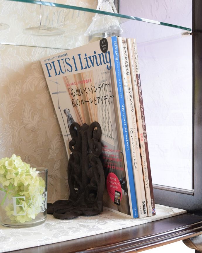 アンティークのキャビネット アンティーク家具 クロウ&ボールの脚や装飾が美しいアンティークのガラスキャビネット。扉の中は収納たっぷりA4サイズの雑誌までしっかり収納出来ちゃう大きさ。(q-1871-f)