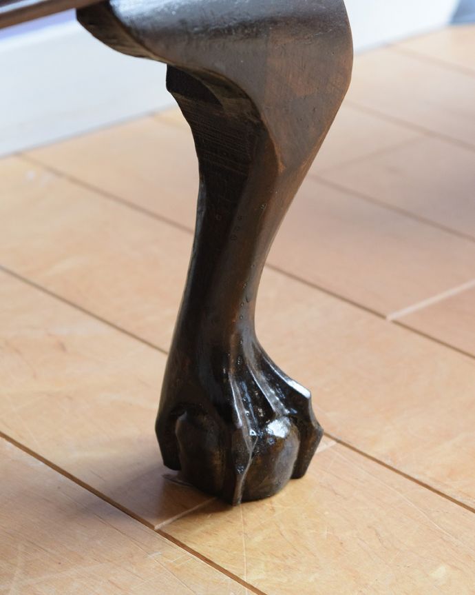 アンティークのキャビネット アンティーク家具 クロウ&ボールの脚や装飾が美しいアンティークのガラスキャビネット。女性1人でラクラク運べちゃう仕掛けHandleのアンティークは、脚の裏にフェルトキーパーをお付けしています。(q-1871-f)