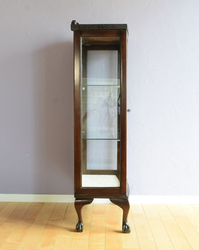 アンティークのキャビネット アンティーク家具 クロウ&ボールの脚や装飾が美しいアンティークのガラスキャビネット。横から見ると・・・横面もガラス。(q-1871-f)