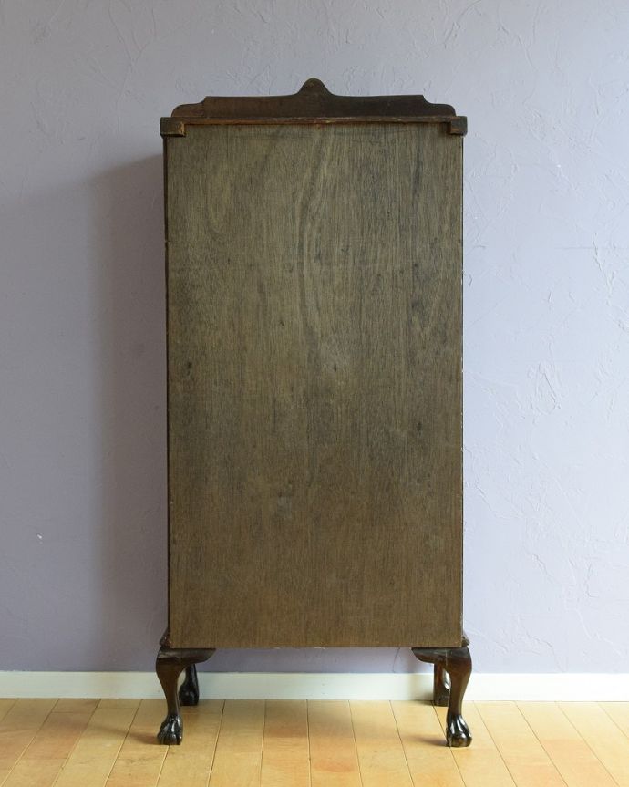 アンティークのキャビネット アンティーク家具 クロウ&ボールの脚や装飾が美しいアンティークのガラスキャビネット。修復してあるので後姿もキレイ!アンティークは新品ではないので、もちろん経年変化によるキズはありますが、専門の職人がキレイに修復したので、後ろ姿もキレイです。(q-1871-f)