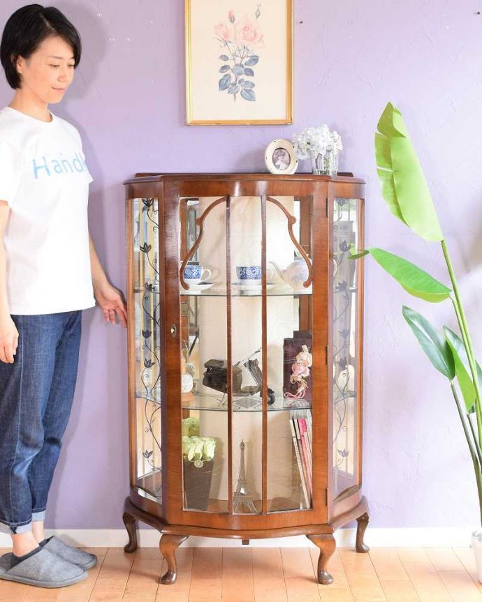 アンティークのキャビネット アンティーク家具 模様入りのミラー付き、英国のアンティーク家具のガラスキャビネット(飾り棚)。キラキラに輝くガラスのキャビネット。(q-1872-f)
