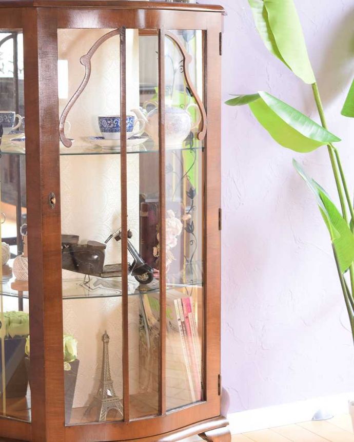アンティークのキャビネット アンティーク家具 模様入りのミラー付き、英国のアンティーク家具のガラスキャビネット(飾り棚)。ガラス越しに中をのぞいてみると・・・光りが入るとミラーに反射してキラッと輝くから、中に入れたものにまるでスポットライトが当たっているように見えちゃうんです。(q-1872-f)