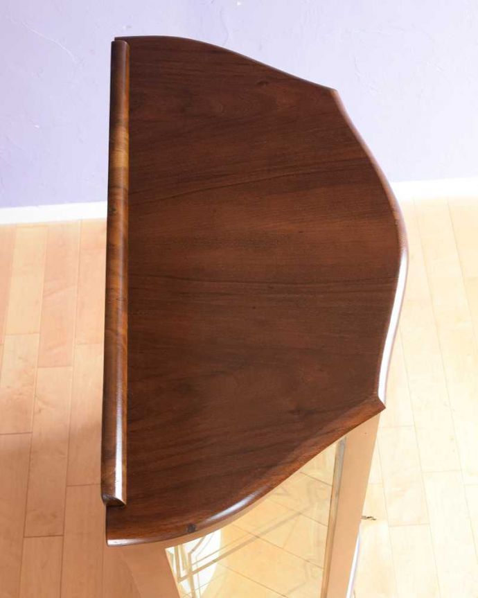 アンティークのキャビネット アンティーク家具 模様入りのミラー付き、英国のアンティーク家具のガラスキャビネット(飾り棚)。上から見るとよく分かるキャビネットの形全体の形はこんな感じです。(q-1872-f)