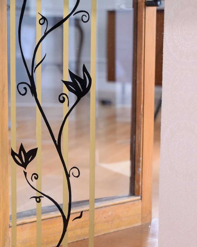 アンティークのキャビネット アンティーク家具 模様入りのミラー付き、英国のアンティーク家具のガラスキャビネット(飾り棚)。ミラーにも模様がついています背板のミラーにも美しい模様が入っているのでお部屋を華やかにしてくれます。(q-1872-f)