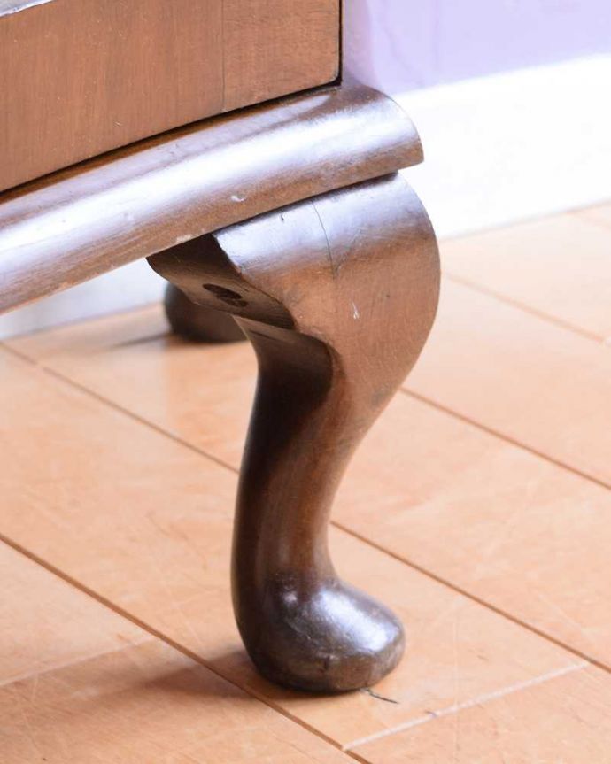 アンティークのキャビネット アンティーク家具 模様入りのミラー付き、英国のアンティーク家具のガラスキャビネット(飾り棚)。女性1人でもラクに運べちゃうヒミツHandleのアンティークは、脚の裏にフェルトキーパーをお付けしているので、床を滑らせれば女性でも移動がカンタンに出来ます!ご安心下さい。(q-1872-f)