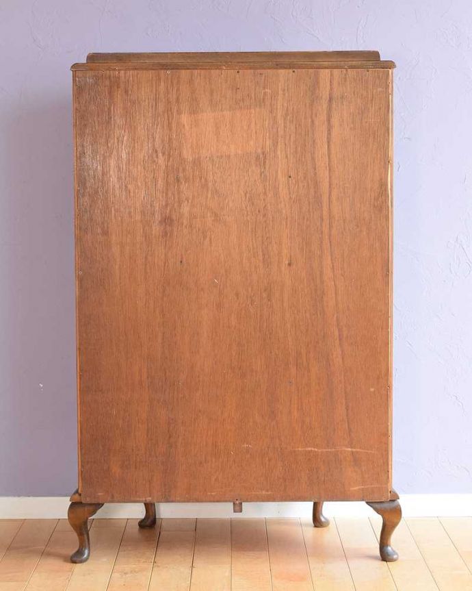 アンティークのキャビネット アンティーク家具 模様入りのミラー付き、英国のアンティーク家具のガラスキャビネット(飾り棚)。もちろん背中を見てもキレイですアンティークは新品ではないので経年変化によるキズはありますが、専門の職人がキレイにお直ししたので、背中もキレイです。(q-1872-f)