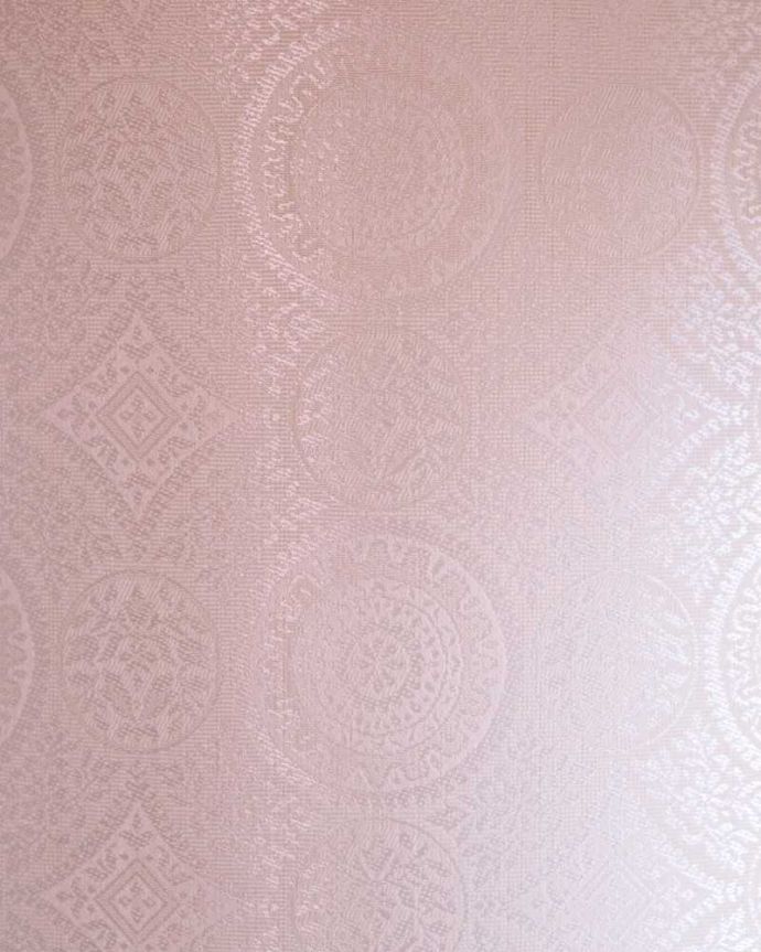 アンティークのキャビネット アンティーク家具 模様入りのミラー付き、英国のアンティーク家具のガラスキャビネット(飾り棚)。新しく貼り替えましたキャビネットに似合う生地を選んで張り替えた背板。(q-1872-f)