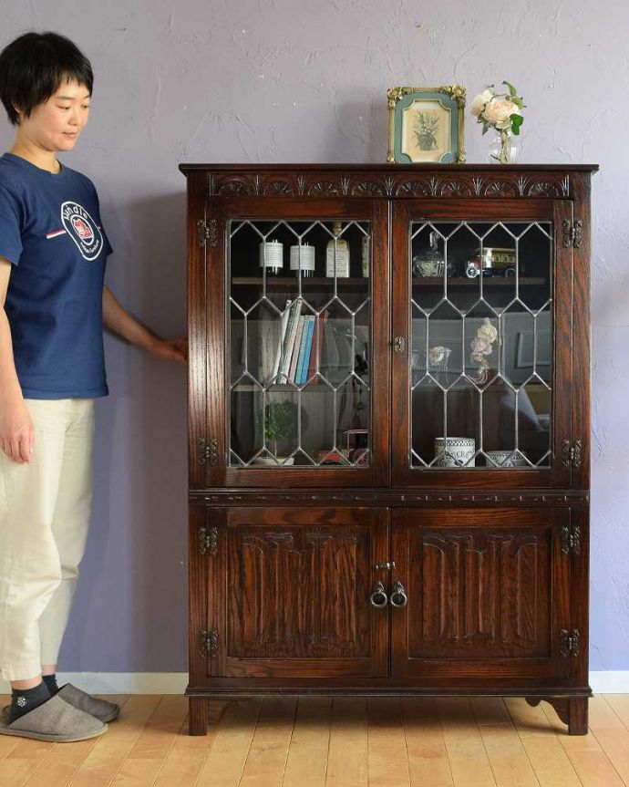 アンティークのキャビネット　アンティーク家具　ステンドグラスがキレイなブックケース（本棚）、英国輸入のアンティーク家具。お気に入りの本や雑貨や本を並べてみましょう。(q-1873-f)