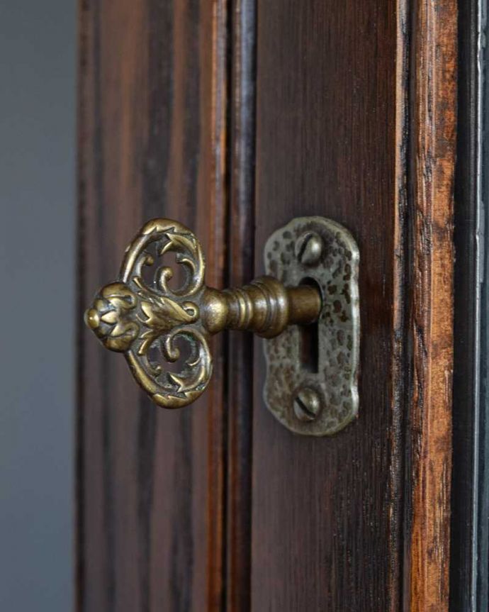 アンティークのキャビネット　アンティーク家具　ステンドグラスがキレイなブックケース（本棚）、英国輸入のアンティーク家具。小さなパーツにもこだわり鍵が取っ手になっているので、中を開ける度にまるで宝箱を開ける気分です。(q-1873-f)