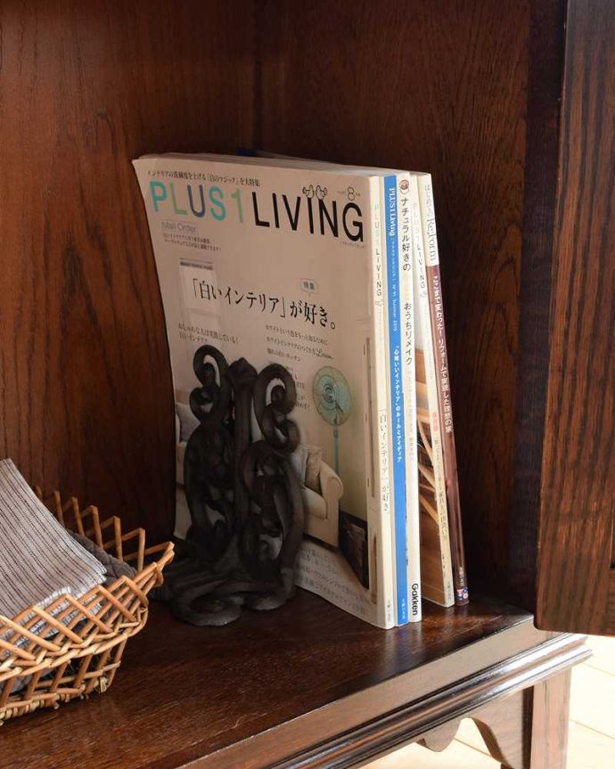 アンティークのキャビネット　アンティーク家具　ステンドグラスがキレイなブックケース（本棚）、英国輸入のアンティーク家具。扉の中は収納たっぷりA4サイズの雑誌までしっかり収納出来ちゃう大きさ。(q-1873-f)