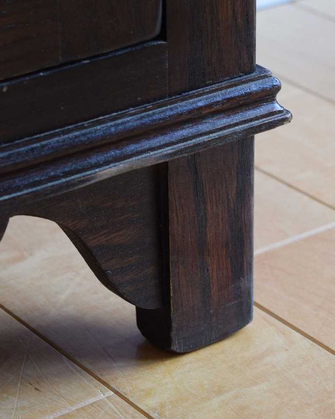 アンティークのキャビネット　アンティーク家具　ステンドグラスがキレイなブックケース（本棚）、英国輸入のアンティーク家具。女性１人でラクラク運べちゃうんですHandleのアンティークは、脚の裏にフェルトキーパーをお付けしています。(q-1873-f)