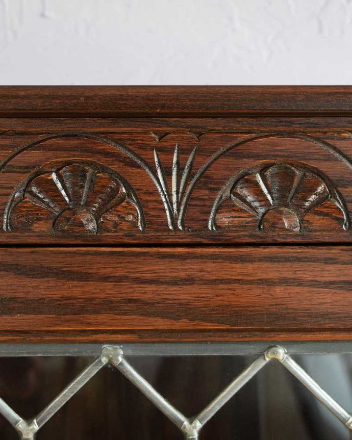 アンティークのキャビネット　アンティーク家具　ステンドグラスがキレイなブックケース（本棚）、英国輸入のアンティーク家具。いろんな場所にこだわり彫のデザインもいろいろです。(q-1873-f)