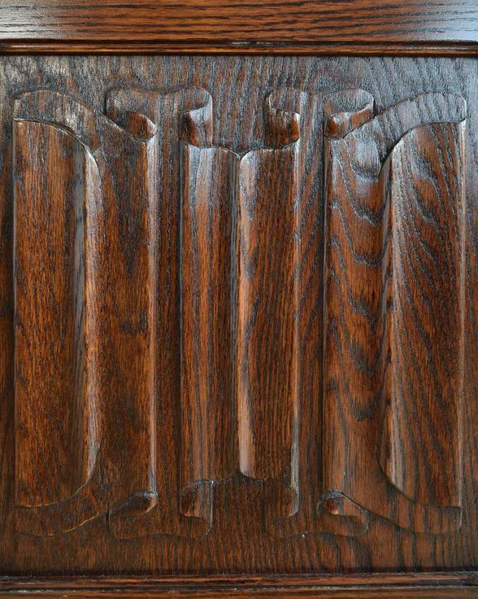 アンティークのキャビネット　アンティーク家具　ステンドグラスがキレイなブックケース（本棚）、英国輸入のアンティーク家具。ここの彫も最上級の美しさいろんな部分の美しさが重なり合って、最上級の美しさを醸し出してくれます。(q-1873-f)