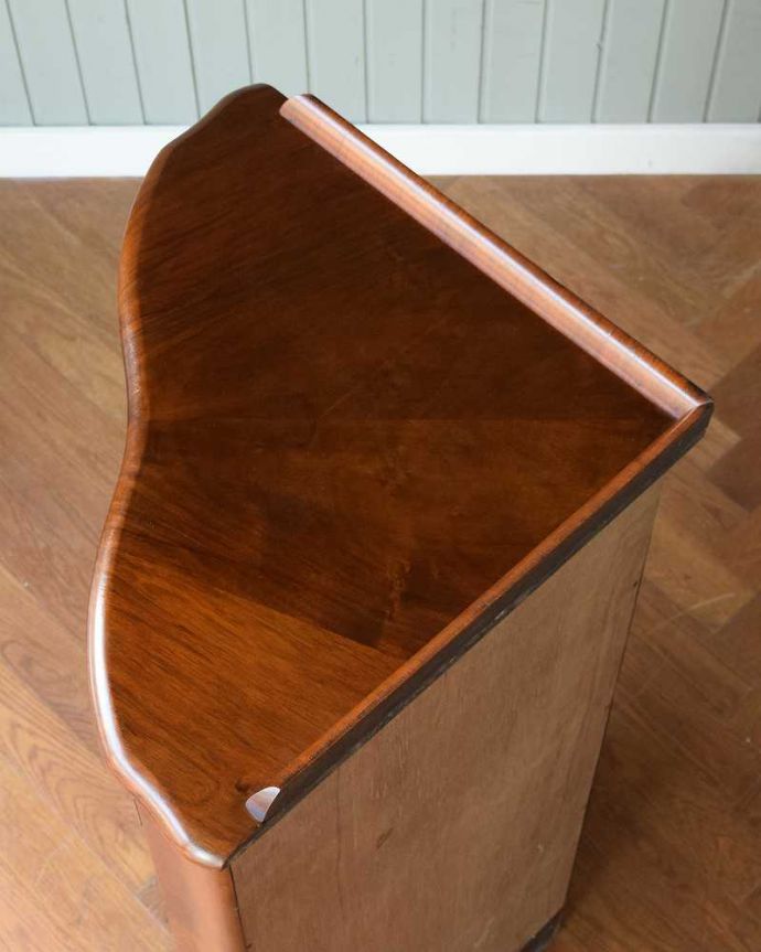 アンティークのキャビネット アンティーク家具 英国輸入のアンティーク家具、木の装飾が上品なコーナーガラスキャビネット。上から見るとこんな感じもちろん天板もピカピカにお直ししました。(q-1874-f)