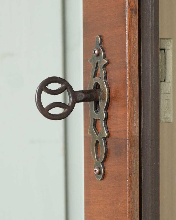 アンティークのキャビネット アンティーク家具 英国輸入のアンティーク家具、木の装飾が上品なコーナーガラスキャビネット。開ける度にワクワク・・・ カギを使って扉を開ける度に、まるで宝箱を開けるみたいです。(q-1874-f)