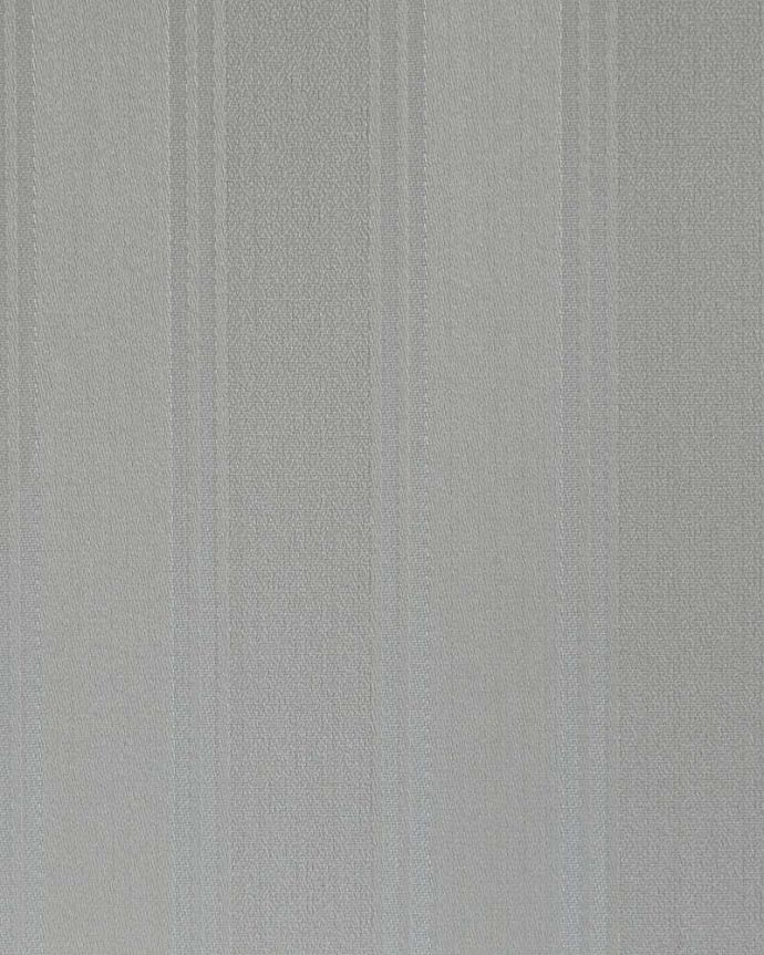 アンティークのキャビネット アンティーク家具 英国輸入のアンティーク家具、木の装飾が上品なコーナーガラスキャビネット。新しく貼り替えましたキャビネットの表情に合わせて、背板の生地をセレクト。(q-1874-f)