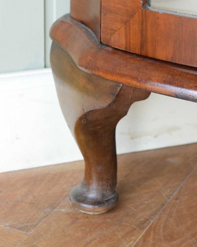 アンティークのキャビネット アンティーク家具 英国輸入のアンティーク家具、木の装飾が上品なコーナーガラスキャビネット。女性1人でラクラク運べちゃう仕掛けHandleのアンティークは、脚の裏にフェルトキーパーをお付けしています。(q-1874-f)