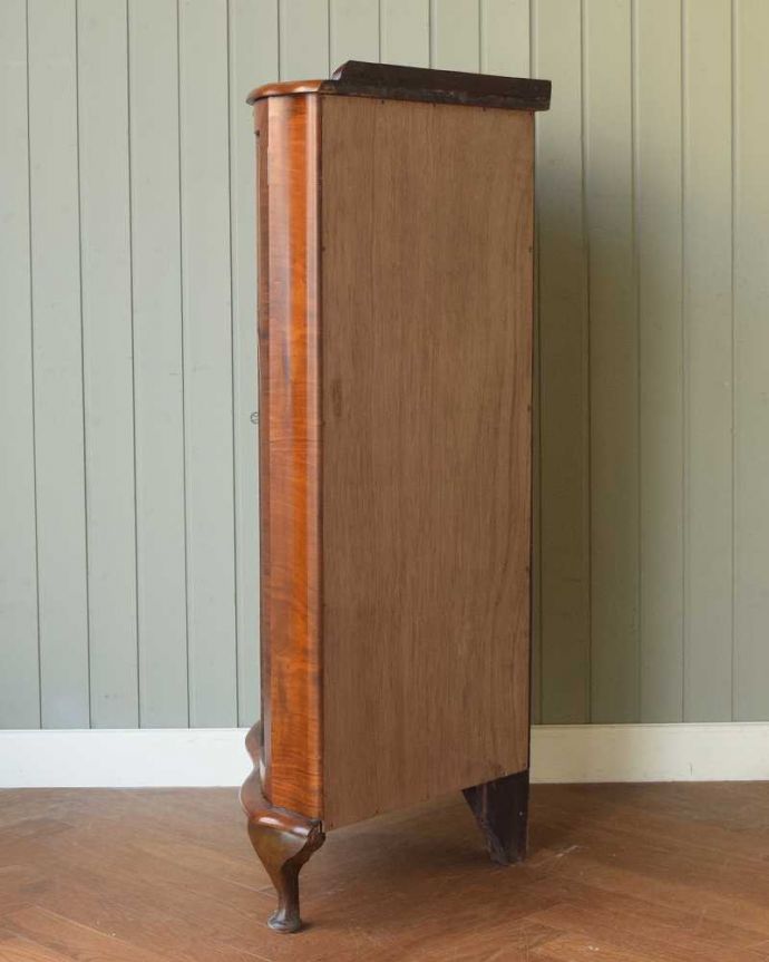 アンティークのキャビネット アンティーク家具 英国輸入のアンティーク家具、木の装飾が上品なコーナーガラスキャビネット。横から見てもキレイもちろん、横から見てもキレイに仕上がっているので、安心して使ってください。(q-1874-f)