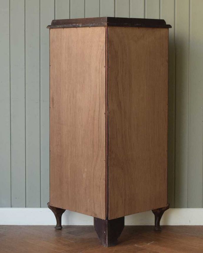 アンティークのキャビネット アンティーク家具 英国輸入のアンティーク家具、木の装飾が上品なコーナーガラスキャビネット。もちろん後姿もキレイですアンティークは新品ではないので、もちろん経年変化によるキズはありますが、専門の職人がキレイにお直しをしているので、後ろ姿までキレイです。(q-1874-f)