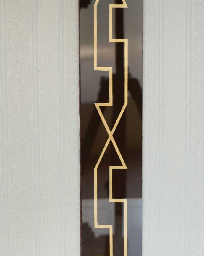 アンティークのキャビネット アンティーク家具 英国輸入のアンティーク家具、木の装飾が上品なコーナーガラスキャビネット。扉の中にはこんな装飾も・・・幾何学模様の装飾もキレイに残っていました。(q-1874-f)