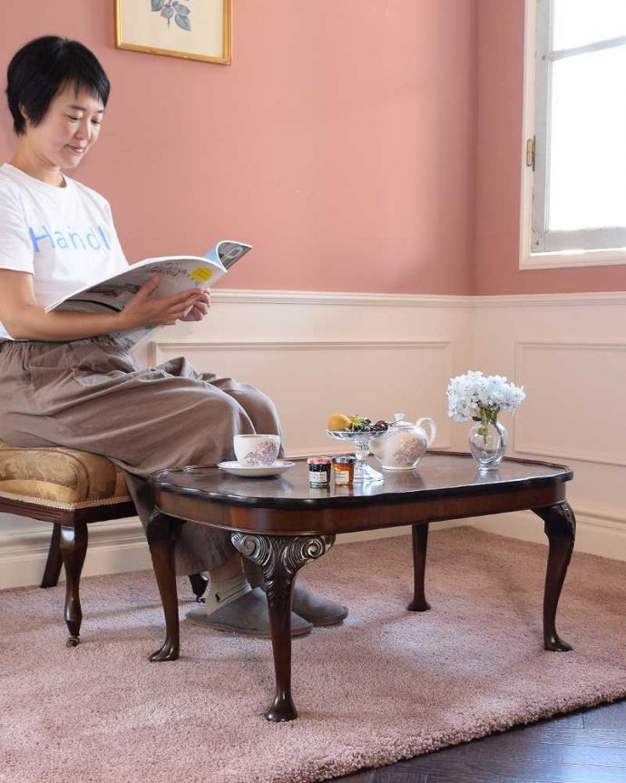 アンティークのテーブル アンティーク家具 お部屋が一気に華やかな雰囲気になる、イギリスアンティークのコーヒーテーブル。どんな場所にも似合う英国らしいコーヒーテーブル実用的に使える英国らしいアンティークのコーヒーテーブル。(q-1875-f)