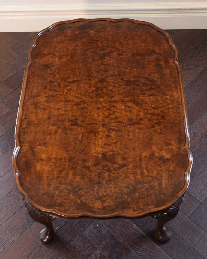 アンティークのテーブル アンティーク家具 お部屋が一気に華やかな雰囲気になる、イギリスアンティークのコーヒーテーブル。天板を上から見ると・・・コーヒーテーブルの天板は毎日使う場所だから、しっかり修復しました。(q-1875-f)