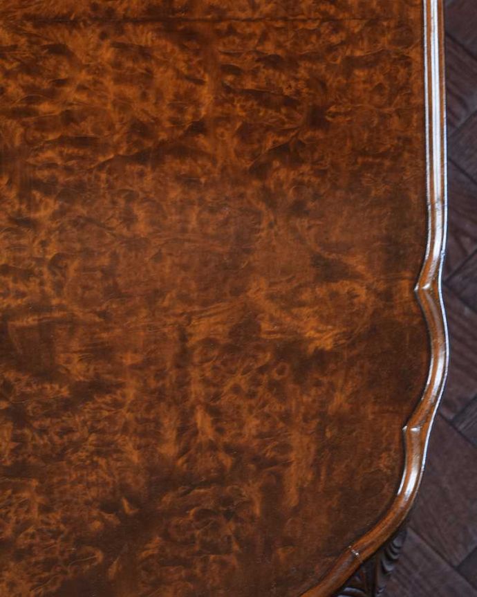 アンティークのテーブル アンティーク家具 お部屋が一気に華やかな雰囲気になる、イギリスアンティークのコーヒーテーブル。近づいて見てみると・・・アンティークはもちろん新品ではないので小さなキズや汚れはありますが、キレイにお直ししたので満足して頂ける自信があります!。(q-1875-f)