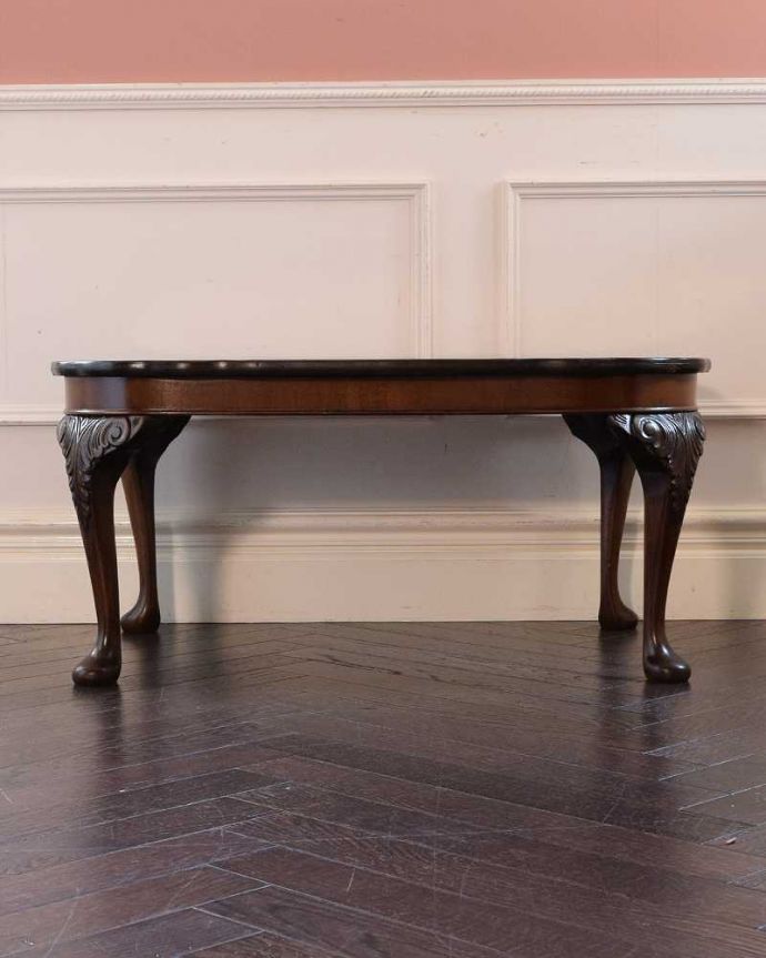 アンティークのテーブル アンティーク家具 お部屋が一気に華やかな雰囲気になる、イギリスアンティークのコーヒーテーブル。クルッと回転。(q-1875-f)