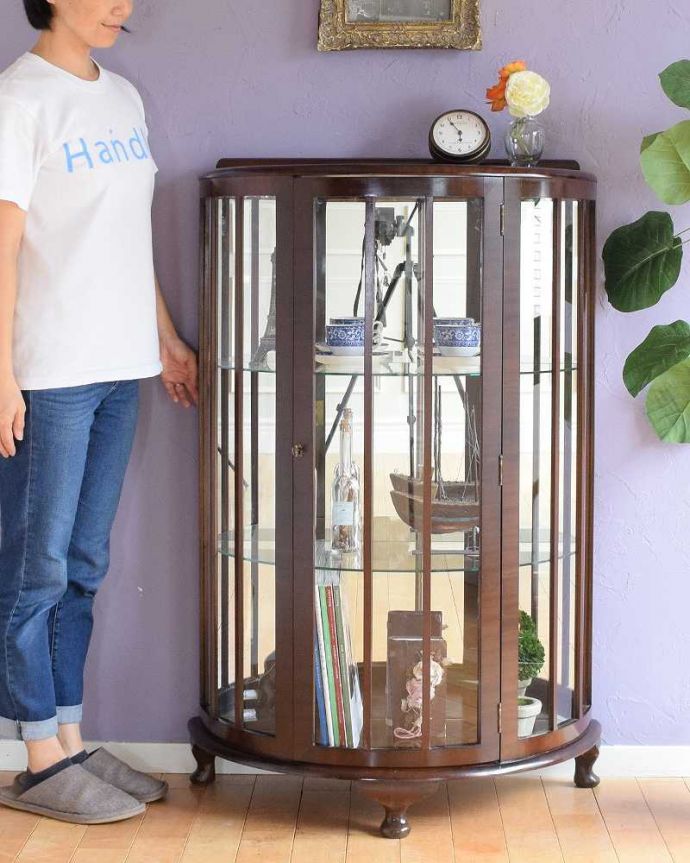 アンティークのキャビネット アンティーク家具 英国の上品なアンティーク家具、輝きの美しいミラーバックキャビネット。キラキラな毎日が過ごせるガラスのキャビネットガラス面に描かれたキラキラの絵が美しいガラスのキャビネット。(q-1876-f)