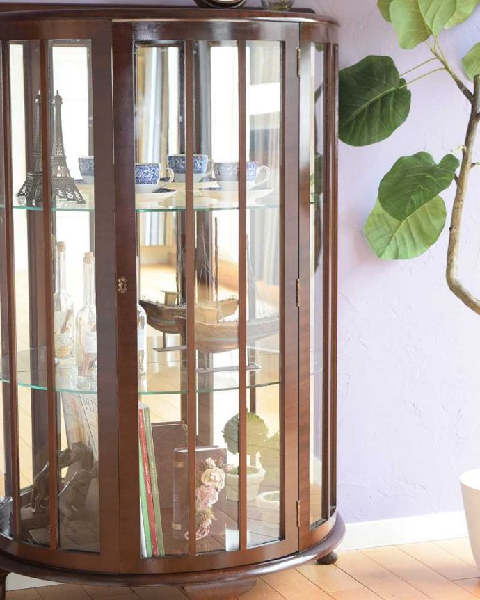 アンティークのキャビネット アンティーク家具 英国の上品なアンティーク家具、輝きの美しいミラーバックキャビネット。ガラスに描かれたキラキラ輝く絵キラキラに輝く絵が描かれたガラス扉越しに中をのぞくと、中に入れたものが全部が宝物に見えてきます。(q-1876-f)