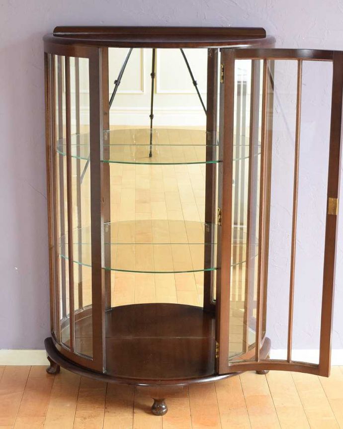 アンティークのキャビネット アンティーク家具 英国の上品なアンティーク家具、輝きの美しいミラーバックキャビネット。扉を開けて中を見てみると…背板は新しい生地に張り替えました。(q-1876-f)