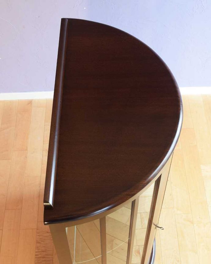 アンティークのキャビネット アンティーク家具 英国の上品なアンティーク家具、輝きの美しいミラーバックキャビネット。こんな形をしたキャビネットです。(q-1876-f)