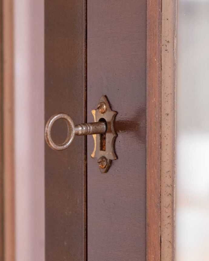 アンティークのキャビネット アンティーク家具 英国の上品なアンティーク家具、輝きの美しいミラーバックキャビネット。開ける度にワクワクする取っ手鍵が取っ手になっているので、中を開ける度にまるで宝箱を開ける気分です。(q-1876-f)