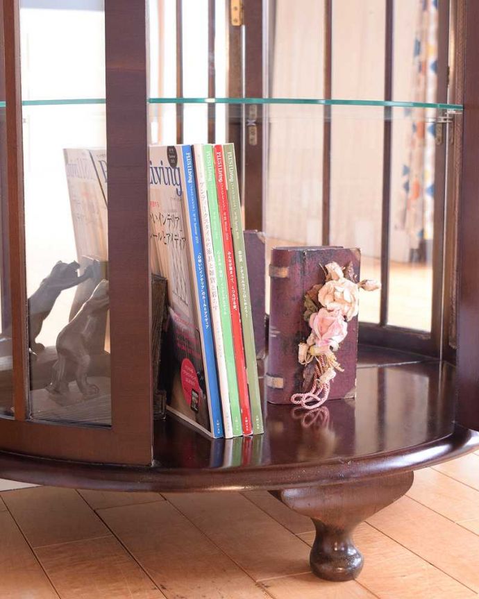 アンティークのキャビネット アンティーク家具 英国の上品なアンティーク家具、輝きの美しいミラーバックキャビネット。扉の中は収納たっぷりA4サイズの雑誌までしっかり収納出来ちゃう大きさ。(q-1876-f)