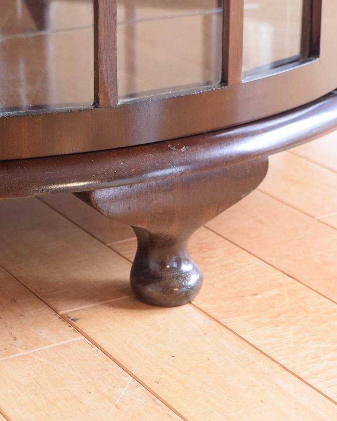 アンティークのキャビネット アンティーク家具 英国の上品なアンティーク家具、輝きの美しいミラーバックキャビネット。女性1人でもラクに運べちゃうヒミツHandleのアンティークは、脚の裏にフェルトキーパーをお付けしているので、床を滑らせれば女性でも移動がカンタンに出来ます!。(q-1876-f)